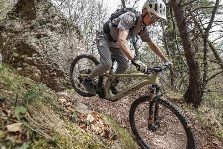 Sporty manoeuvres such as rear wheel offset also work with the power bike. However, it is a little easier with light bikes.