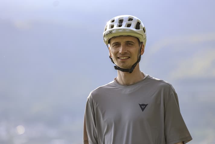 Als ehemaliger DH-Fahrer ist Marius bergab schnell unterwegs und wagt auch gerne mal einen Stunt. Light-Bikes kommen ihm da mehr entgegen.