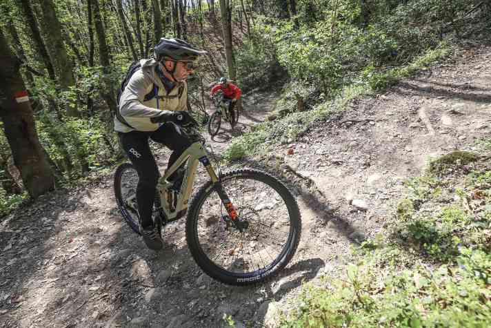 Besser als gedacht: Gerade in engen Kehren bergauf ist das Light-Bike mit seinem direkten Ansprechverhalten leichter zu kontrollieren.