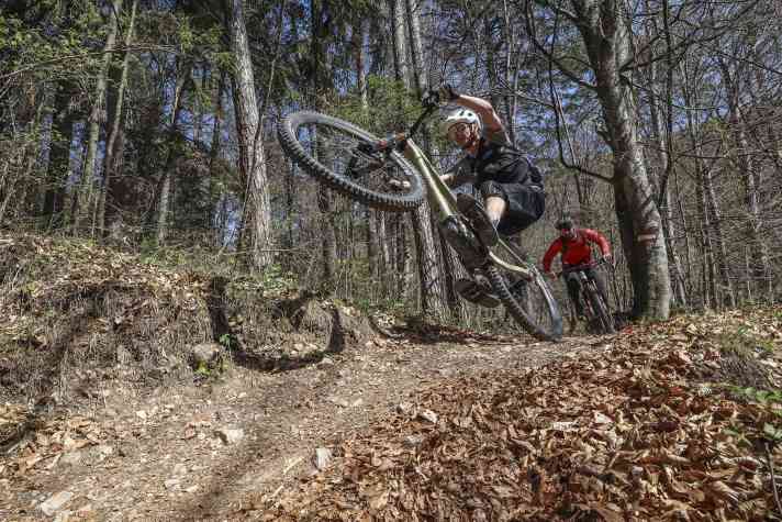 Spiel mit mir! Bei Fahrspaß-Einlagen und am Limit sind Light-Bikes im Vorteil, die höhere Fahrsicherheit bergab bieten aber Power-Bikes.