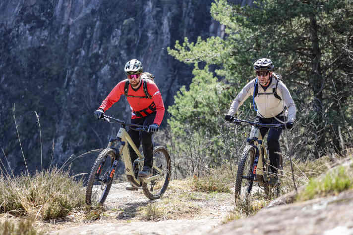 A little exhausted, but still at the top. BIKE editor Adrian Kaether and reader tester Mario shortly before the highest point of the tour.