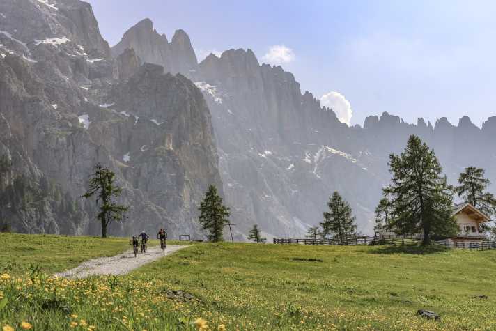 Die Guides im Eggental wissen genau, wie sie die Trails ins rechte Licht rücken.