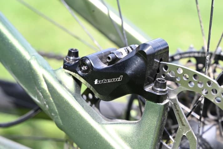 Auch bei Intend setzt man auf CNC-gefräste Bremssättel. Hier jedoch mit vier Kolben und Bremsbelägen der Sram Code.