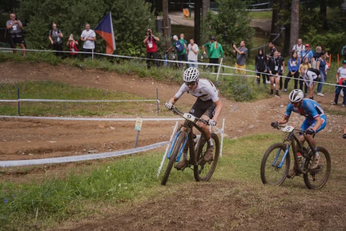After a very good start, Elias was able to take first place on the first lap.