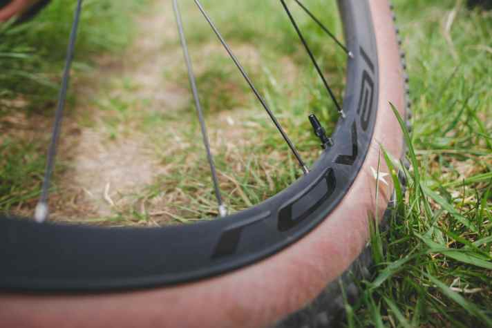 Instead of the standard carbon wheels from DT Swiss, Max rides the currently lightest standard wheelset in the XC segment for testing purposes. With the Specialized Roval Control Worldcup, the Lynx SLS easily breaks the 11-kilo mark.