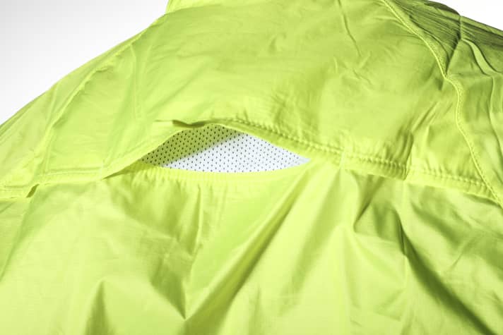 The small "chimney" on the back only provides little cooling