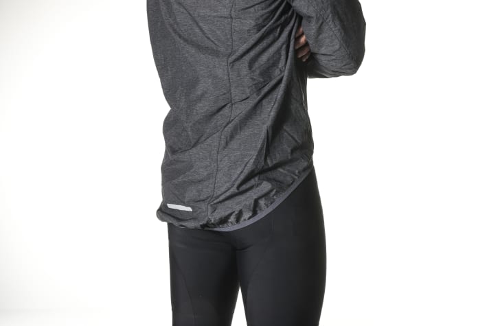 Top: The extended back stays well over the buttocks even in a sporty position and protects against splashing water
