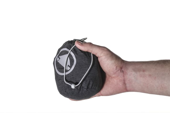 Im Packbeutel verstaut ist die Pakajak nur noch faustgroß und passt nahezu in jede Tasche