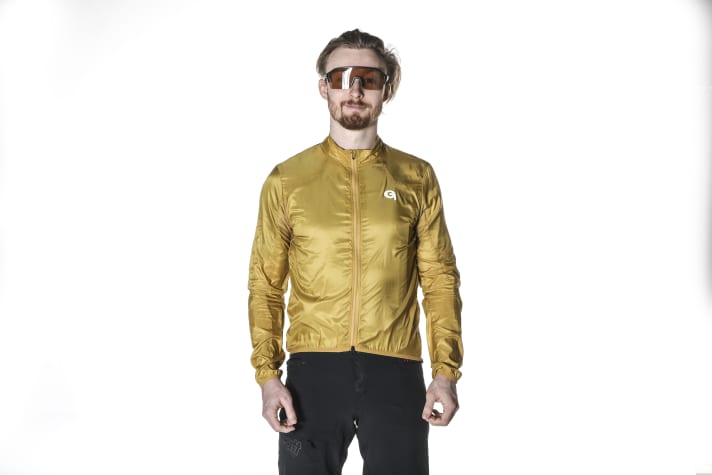 Lightweight wind jacket for marathons