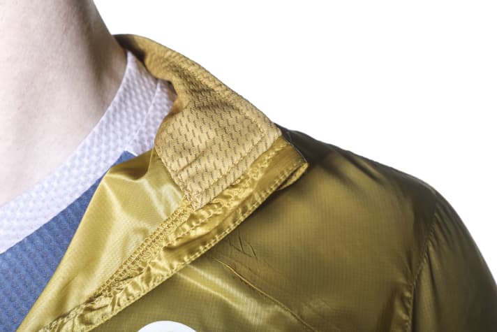 The collar is comfortable to wear and closes high enough