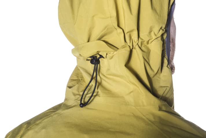 Die Kapuze passt gut unter den Helm, raschelt aber recht laut während der Fahrt