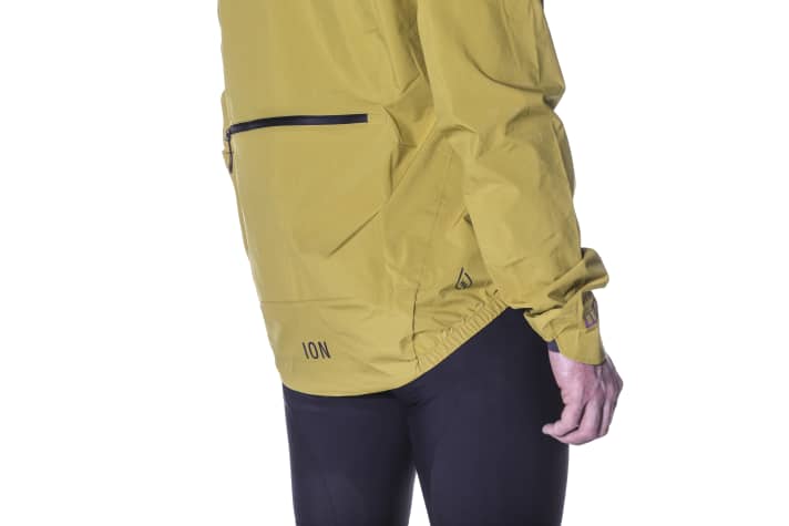 Verlängerter Rücken und Ärmel mit Flaps. Clevere Details an der Ion Shelter Lite 2.5L