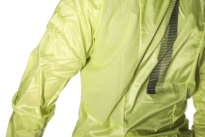 The side ventilation zones are well positioned because the centre area remains protected from splashing water