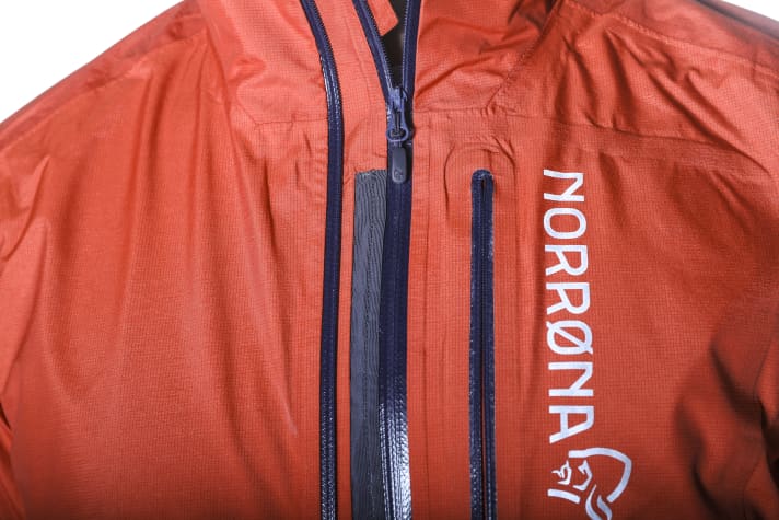 The Norrona can be easily ventilated on the ascent via a second zip