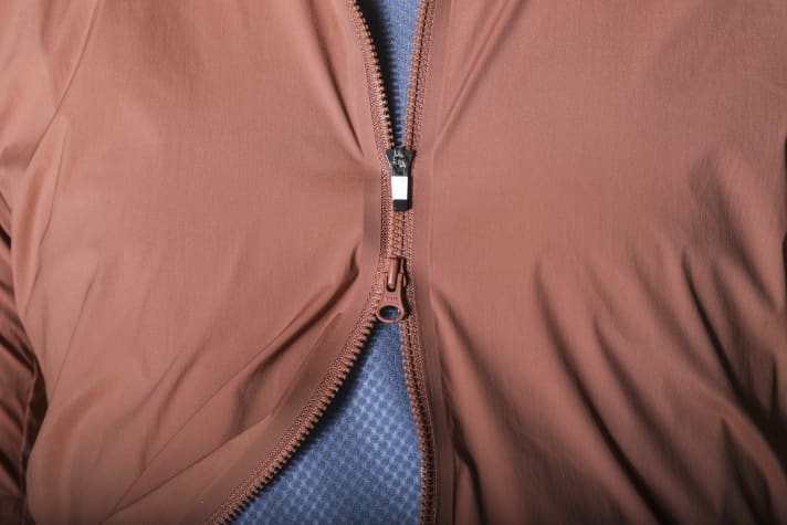 Thanks to the two-way zip, the Poc can be better ventilated at the front