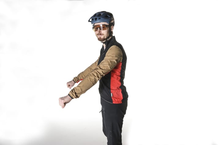 Körperbetont und radspezifisch geschnitten. Nur mit dicken Armen kann es etwas eng werden