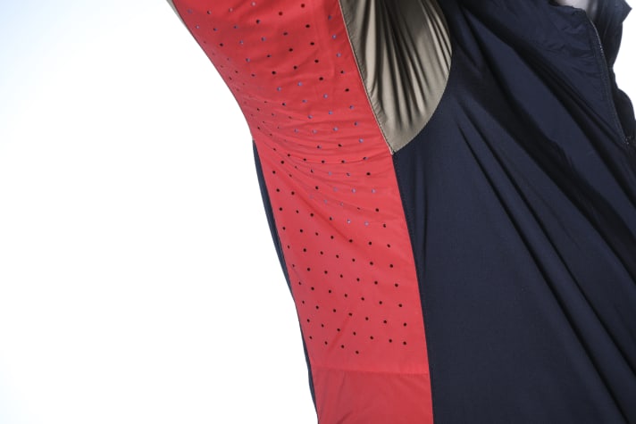 The only airy areas are under the arms. Here, laser cuts allow some fresh air to reach the body