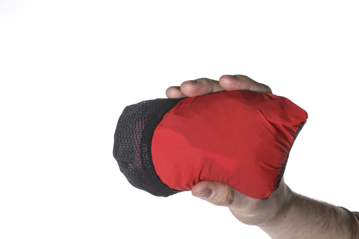Der kleine Packbeutel ist an der Innenseite der Jacke integriert