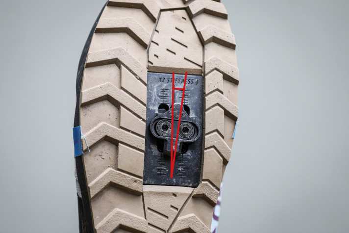 Zeigen die Füße nach innen oder außen, sollte sich das auch an den Cleats widerspiegeln.