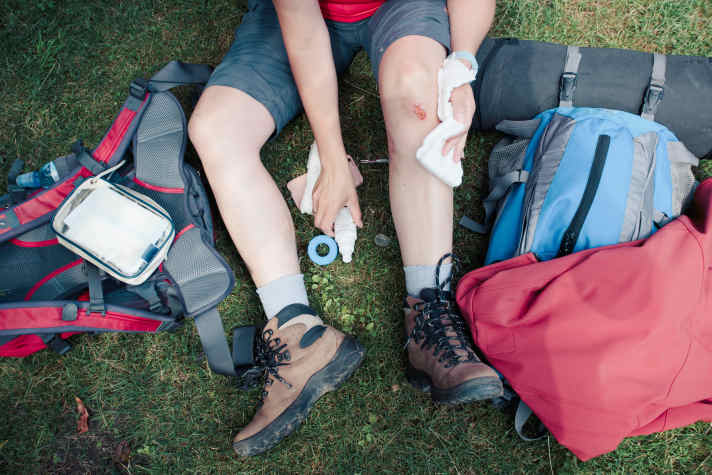 Gerade Outdoor-Begeisterte tragen ein erhöhtes Tetanus-Risiko: Das auslösende Bakterium Clostridium tetani besiedelt vor allem das Erdreich.