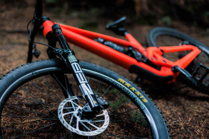 Both equipment variants are available with a 170 mm fork (pictured) or with 160 millimetres of travel at the front. Also good: each model can be ordered with carbon or aluminium wheels, depending on your preference.
