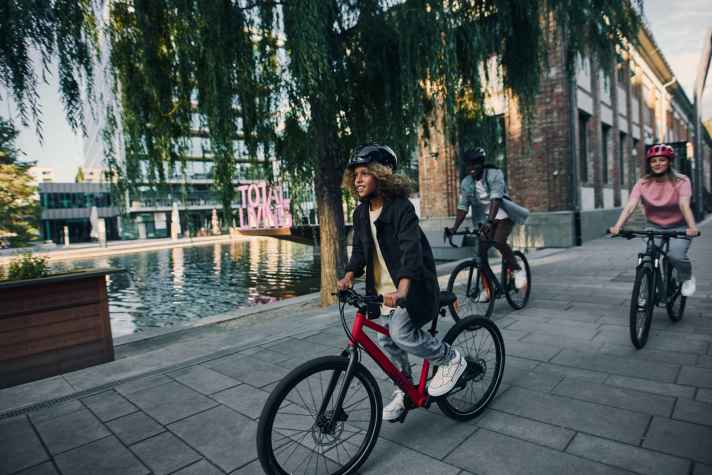 With a 24-inch or even 26-inch bike, the offspring can ride away from their parents - but that's the way it should be.