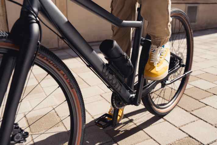 Ne contient pas d'eau, mais du jus : la gourde est la batterie de ce vélo électrique et peut être retirée pour être rechargée.