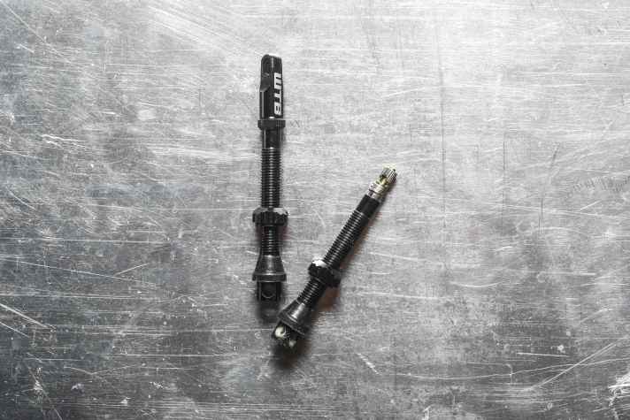 The WTB Max-Flow score points with their very low weight, but they do not fulfil the promise of higher air flow.