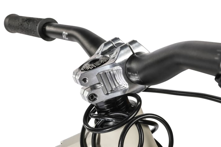 Mit so vielen Umschlingungen lässt die Leitung der Magura-Bremse Profis die Chance für wilde Kombi-Tricks. Der CNC-gefräste Ruckus-Vorbau ist eine Eigenentwicklung von XPro und entsteht in Deutschland.