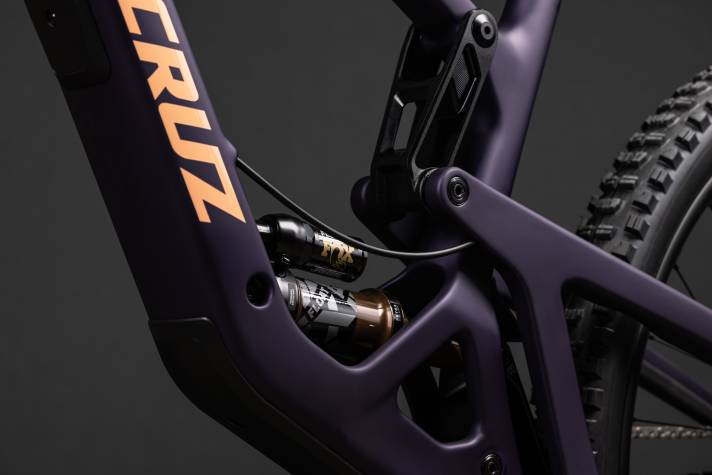 The shock of the new Santa Cruz bike is now lower in the frame. The rear suspension works with optimised kinematics.