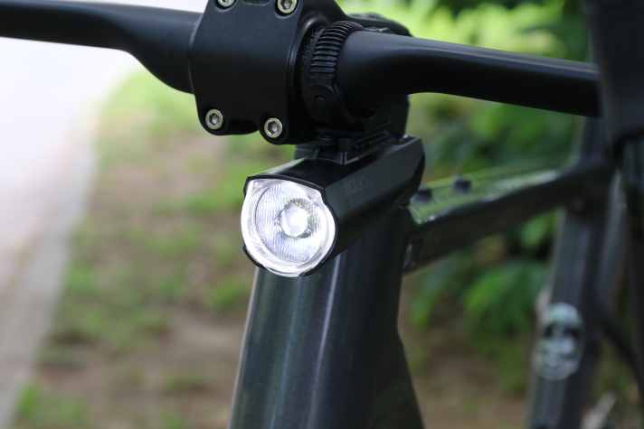 La GVolt 80.1 projette au maximum 80 lux répartis de manière homogène sur le chemin. Cela suffit pour rouler en ville et sur les chemins forestiers.