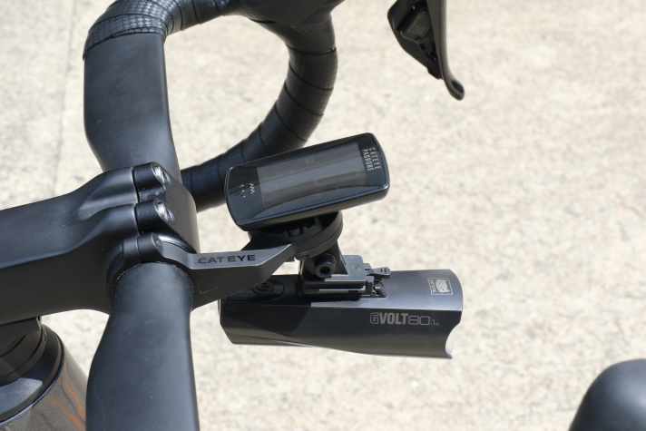 Auch ein spezieller Out-Front-Halter ist optional erhältlich. Praktisch, wenn man zusätzlich ein GPS-Gerät am Lenker platzieren möchte.