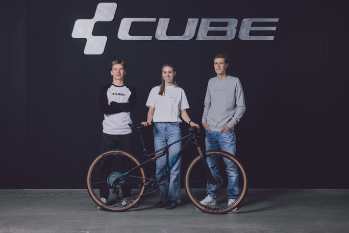 Das junge Dreigestirn aus Knut Røhme (NOR), Kira Böhm (D) und Finn Treudler (SUI) bildet 2024 das Team Cube Factory Racing XC.