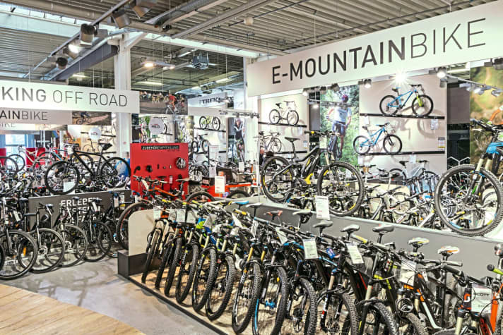 The classic bike shop: large selection, preferably in several areas, many different sizes available and good on-site advice.