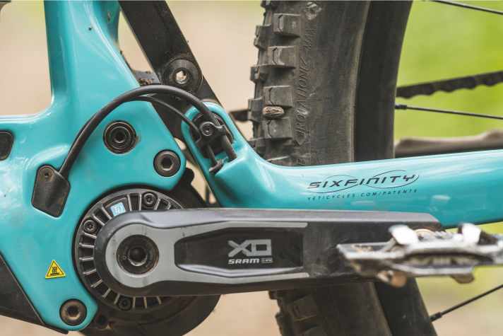 On the Sixfinity rear triangle, the chainstay is connected to the main frame via a separate lever.