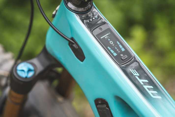 The new colour display looks much better and the redesigned display is pleasing. Top: The screen also shows the charging time. Incidentally, the fact that the screen lights up in Yeti colours is a coincidence and not a special configuration by the US manufacturer.