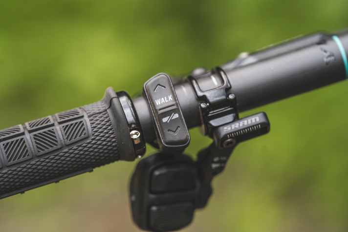 Unverändert ist der schlanke Drücker mit griffigem Gummi-Topping. Die Remote ist weiter kabelgebunden.