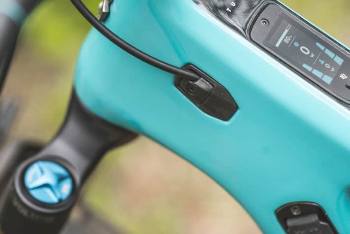The cables and lines run classically in the frame. The inputs and outputs are clamped in an exemplary manner to prevent rattling.