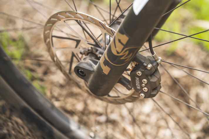 The C2 and T3 models come with powerful Sram Maven stoppers. This provides safety and control on the descent.