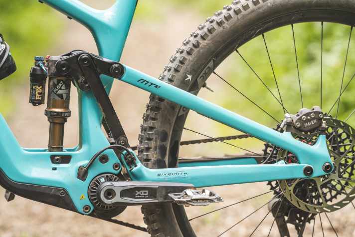 Entgegen der Bikes mit Switch Infinity, und auch den meisten anderen Systemen mit virtuellem Drehpunkt, ist der Hinterbau beim Sixfinity-System nicht aus einem Stück. Sitz- und Kettenstrebe sind klassisch über ein Gelenk verbunden.