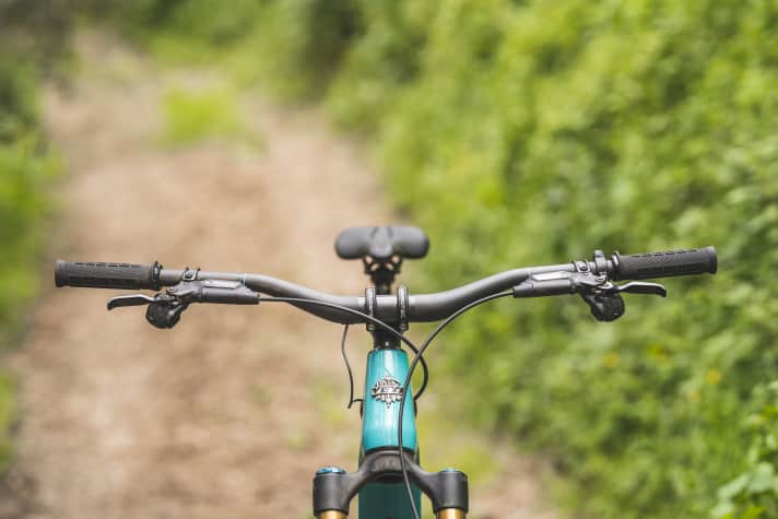 The low stack is counteracted by Yeti's own carbon handlebars with a decent rise.