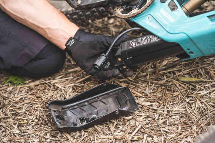 Fummelig, aber gut möglich: Das Yeti bietet einen herausnehmbaren Akku. Bei Light-E-MTBs nicht üblich!
