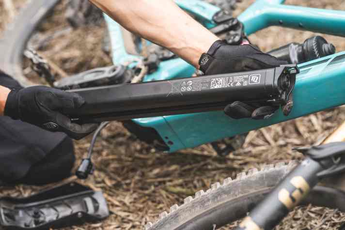 In addition to the large 580 watt battery, a smaller and lighter mini battery with 290 watt hours also fits into the down tube of the Yeti MTe.