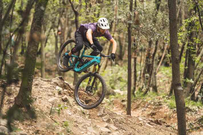 Zeigt Nehmerqualitäten: Das Yeti MTe T3 auf felsigen Trails am Gardasee.