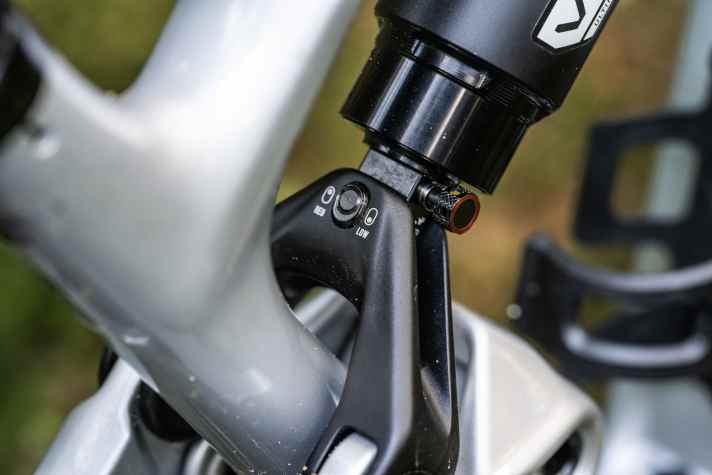 Über einen Flipchip lässt sich die Geometrie um 0,3 Grad abflachen. Uns hat die “Regular”-Einstellung im Allround-Einsatz jedoch ziemlich gut getaugt.