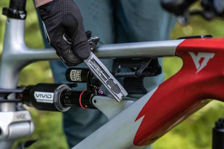 Reifenheber und ein Tubeless-Reperaturset sitzen ab Werk in der Schlauchhalterung unter dem Oberrohr.