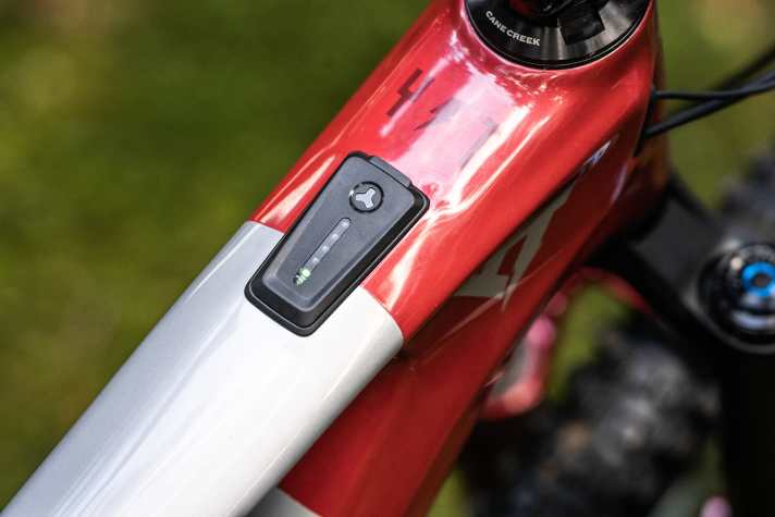 The LED display on the top tube provides rudimentary information on the battery status and support level.
