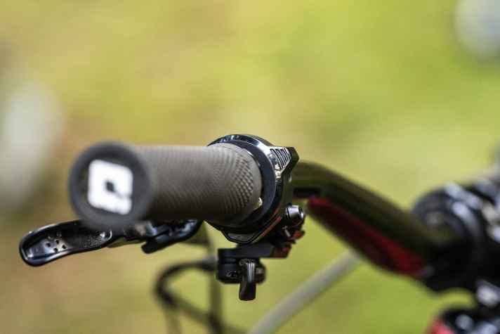 The ring control for engine control is located inconspicuously on the left handle. Unfortunately, the operation is poorly defined and somewhat unreliable.