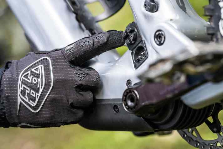 The Fazua charging port is a success and closes automatically thanks to the magnetic function. The charging plug is also magnetically attracted and therefore engages intuitively.