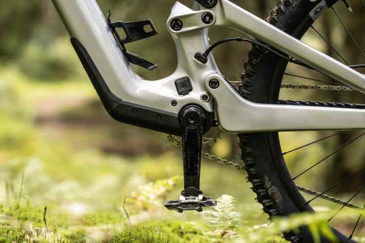 The special design of the Fazua Ride 60 enables a really slim bottom bracket area. The motor itself is barely recognisable as such.